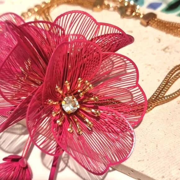 New ZARA cascading flowers choker necklace in fuchsia,a reddish-purple - Picture 7 of 12